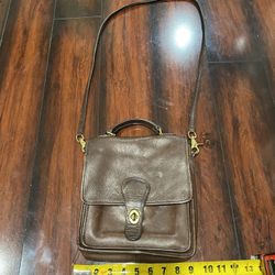 I Overview    +1 This is a vintage Coach Station Bag, style number 5130, in mahogany brown leather.  