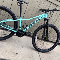 Bike 27.5” TREK MARLIN 4”””2024””” 2da Generation,Like New Conditions, Barely Used Keep Inside