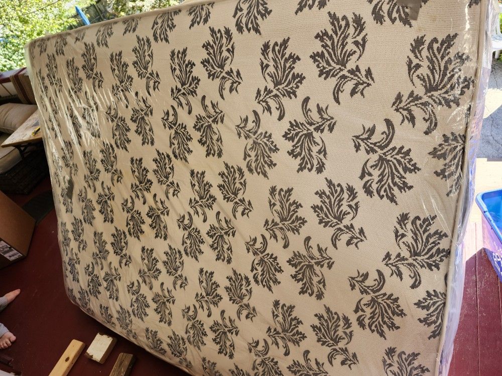 Queen Size Mattress – Like New! Only 3 Months Old