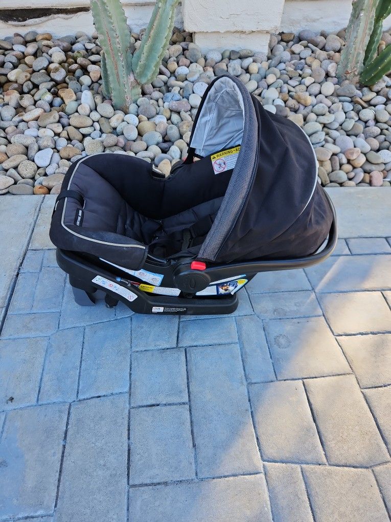 Graco Car Seat - Snugride Snuglock 30