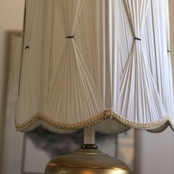 Beautiful tall vintage lamp with original Shade. Working