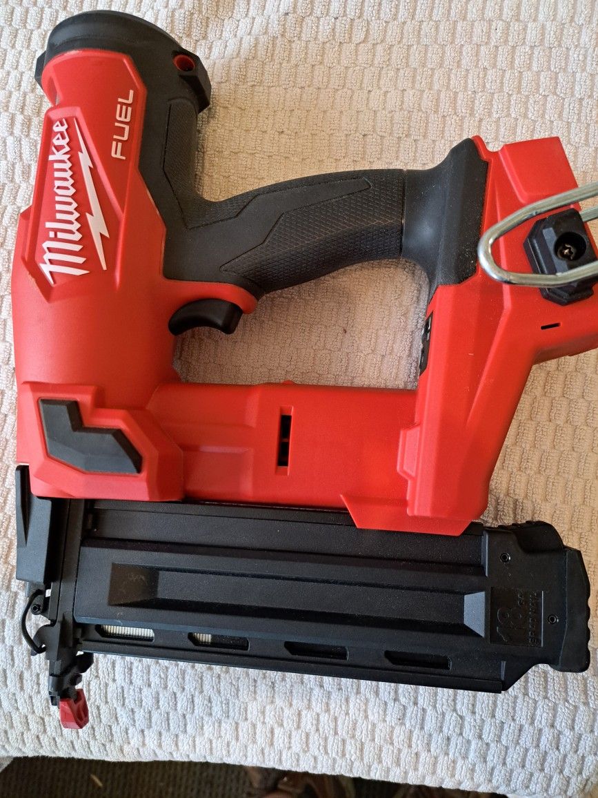 M18 MILWAUKEE NAILGUN 18GA
