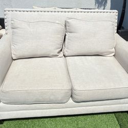 Selling a beautiful 2-seater sofa 