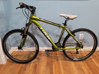 Trek 4300 4-Series Mountain Bike with 18" Medium size aluminum frame- 21 speed– Fits riders 5'7"-6'0"