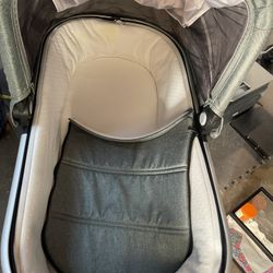 Uppababy Portable Bassinet Baby Carrier Fold Up Like New!!