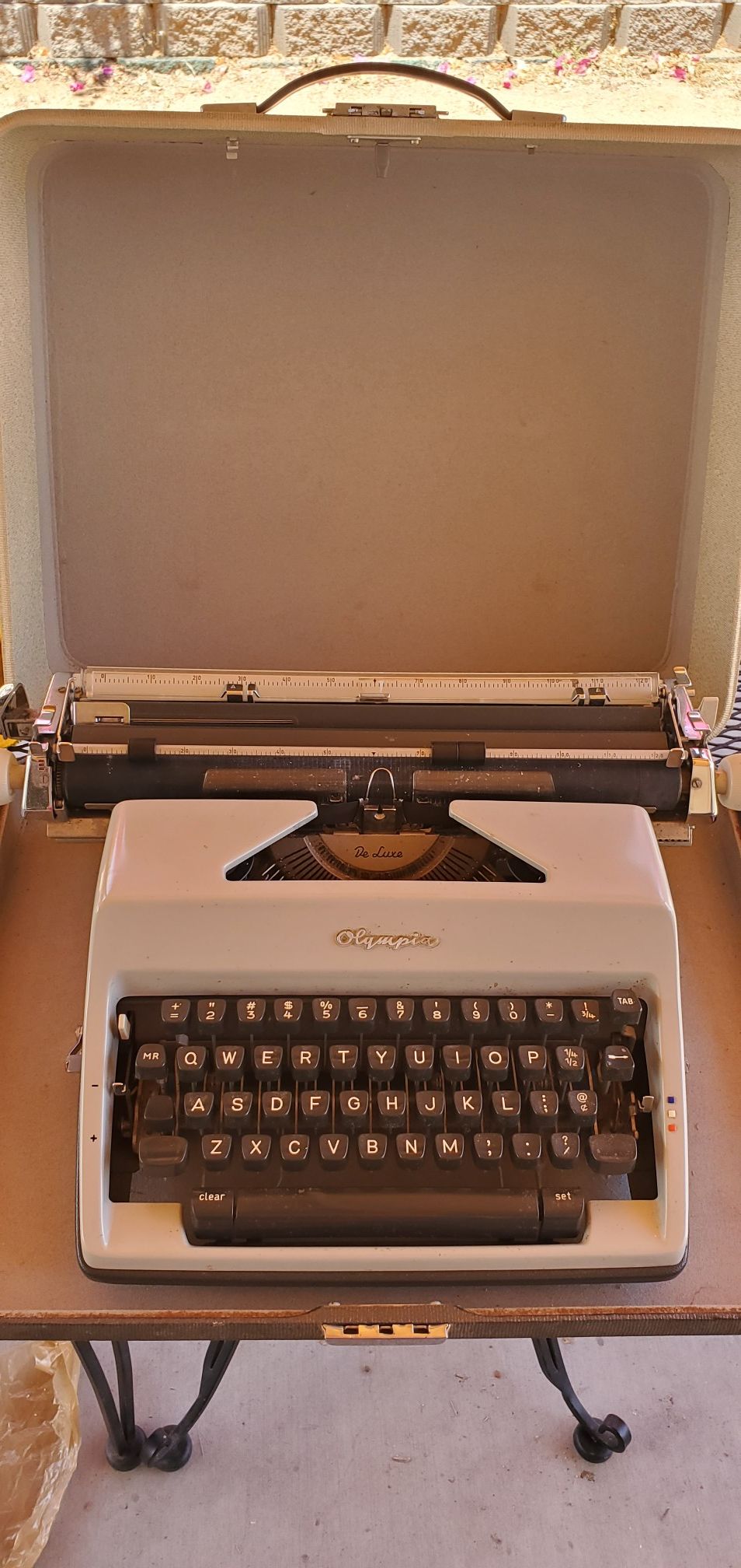 Vtg. Olimpia Deluxe typewriter 1962