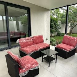 ‏New inbox patio set (we finance and deliver)($54 down,90 day no interest  payment plan) 