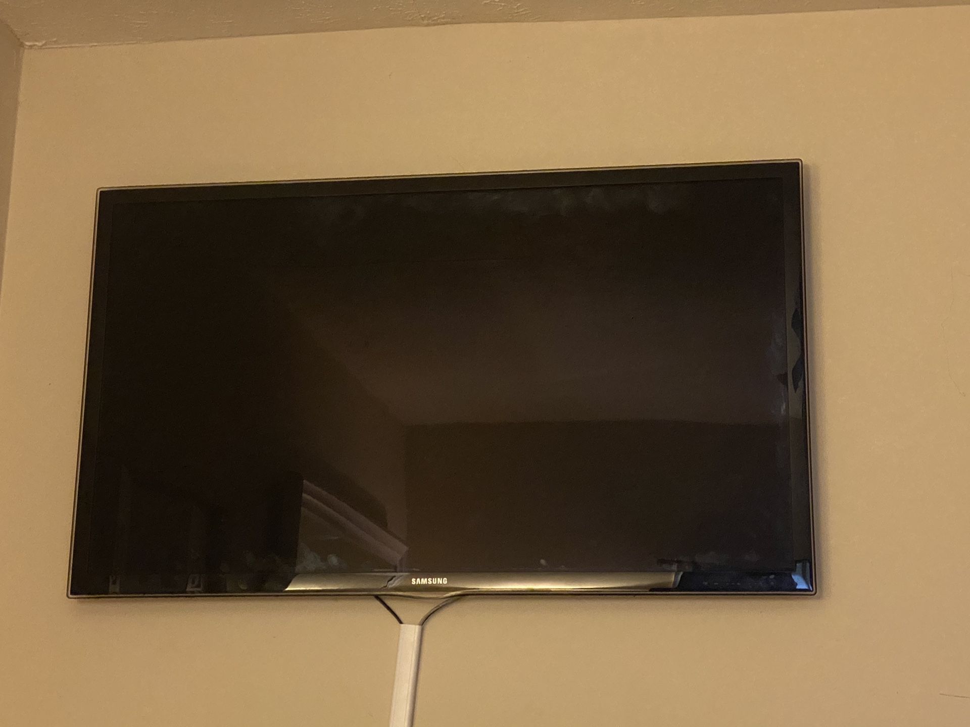 55 inch Samsung TV do not have a TV stand And is not a smart TV