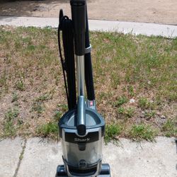!! Vacuum Shark  Almost New  Firm Price  Model UV72526