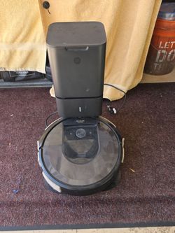 iRobot i7 Roomba Vacuum with Charging Station