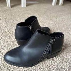 Women’s Black Boots NEW      Size 7 1/2 W