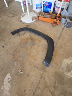 TOYOTA TACOMA OEM LEFT SIDE FENDER MOLDING