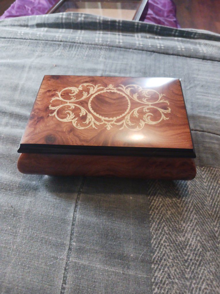 Italian Hand Crafted Inlaid Natural Elm Wood Musical Box 

