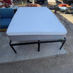 Slumber Solución, Queen, Memory Foam, Queen bed base with legs.