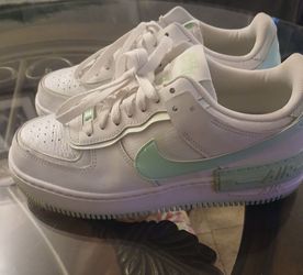 Mint and white womens Nike sz 8