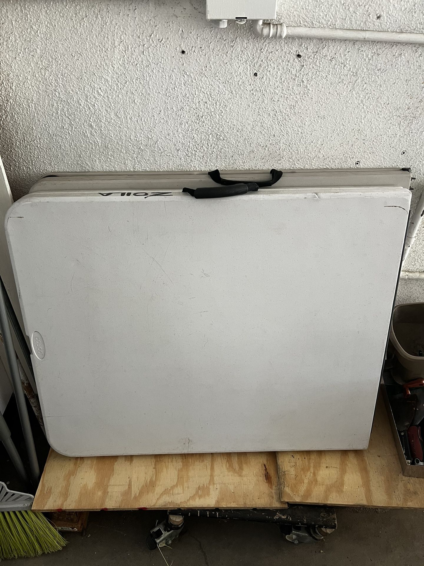 Mesas Cada Una $40.