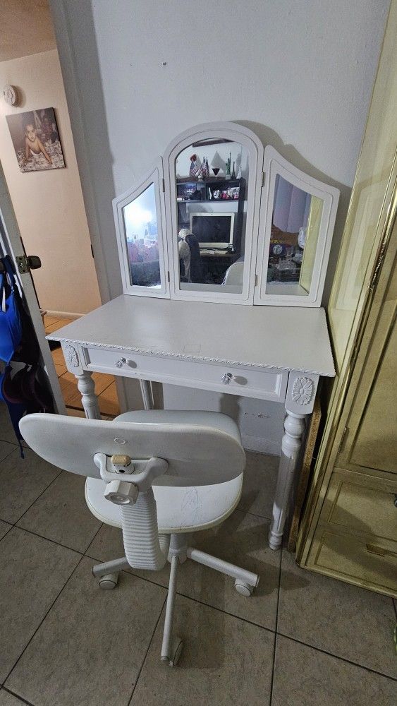 Vanity Desk For Makeup 💄 