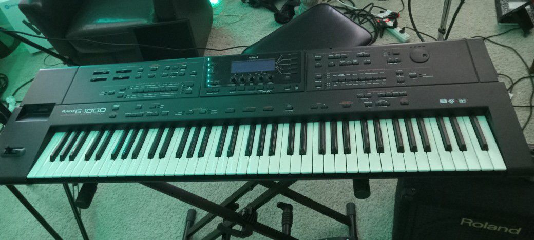 Roland G1000 Synthesizer/Piano Flagship .w/Roland Kc 300 AMP 