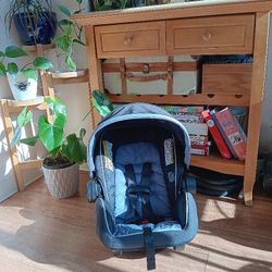 Graco CLICK TO CONNECT SNUGRIDE CARSEAT & BASE 