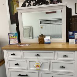 New Benchcraft White Wooden Queen Sized Bedroom Set With Storage $1899