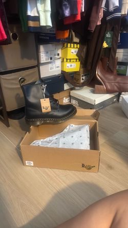 Dr Martnes  New - size 9 (41)