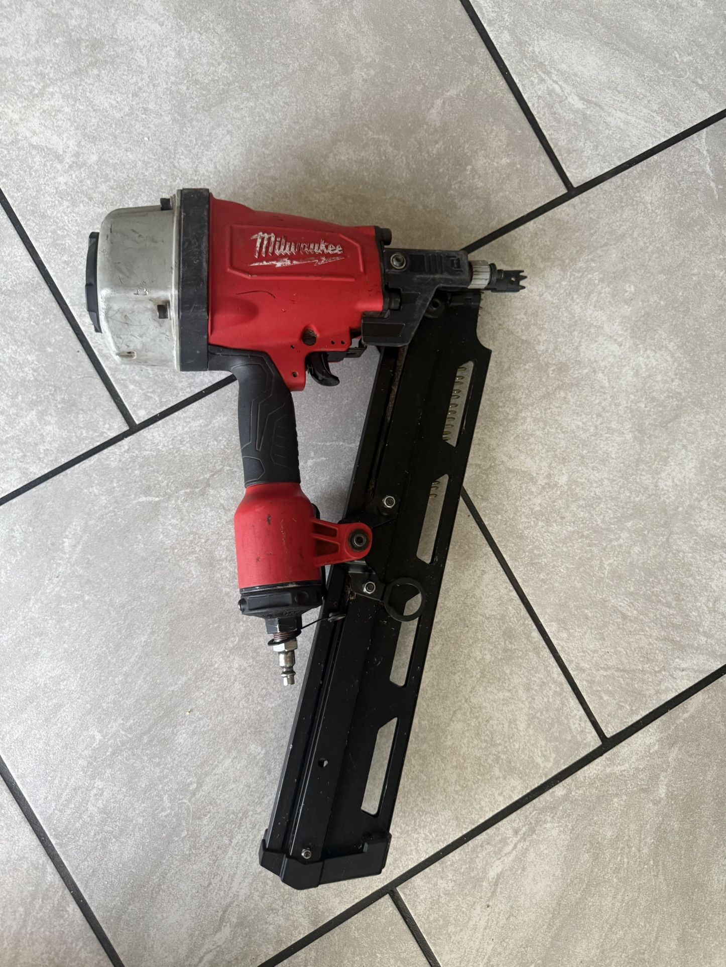 Pneumatic 3-1/2 in. 21 Degree Full Round Head Framing Nailer/3-1/2 in. Clavadora de marco