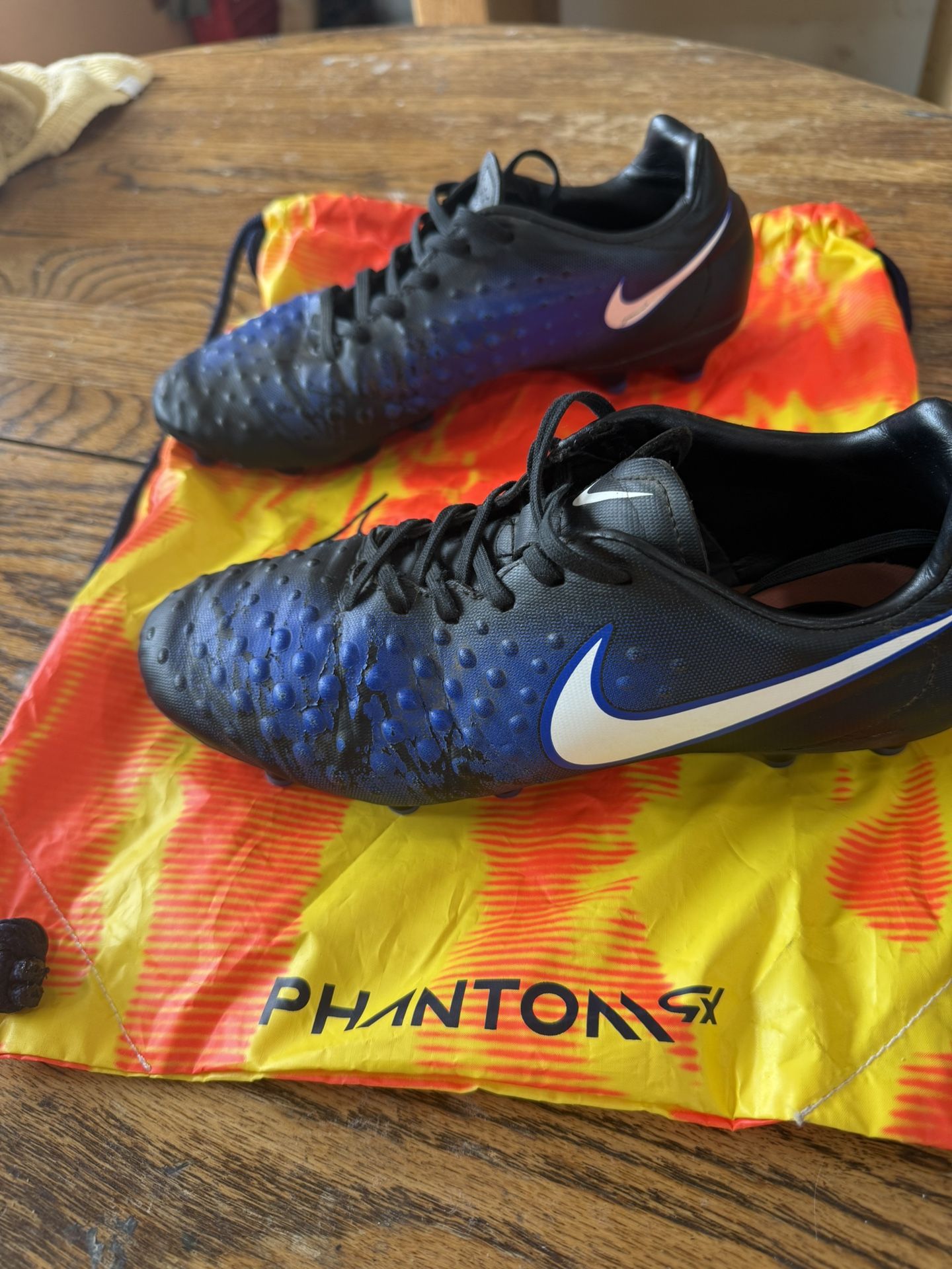 NIKE JUNIORS CLEATS SIZE 7 USED “MAGISTA”