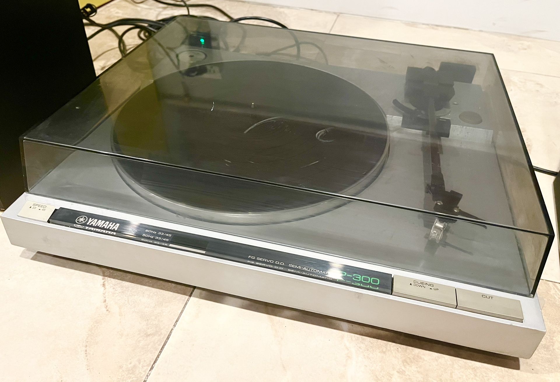 (1) 1980’s Yamaha Automatic Audiophile Turntable 
