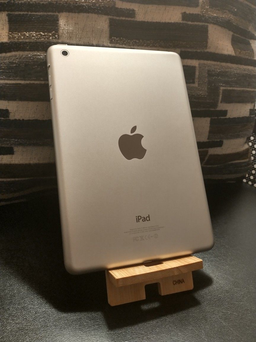 iPad mini 7.9" Apple Tablet iOS version 9.3.5