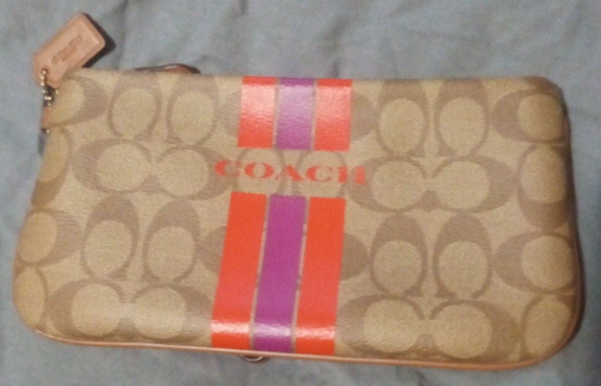 COACH VARSITY STRIPE LARGE WRISTLET IN SIGNATURE

