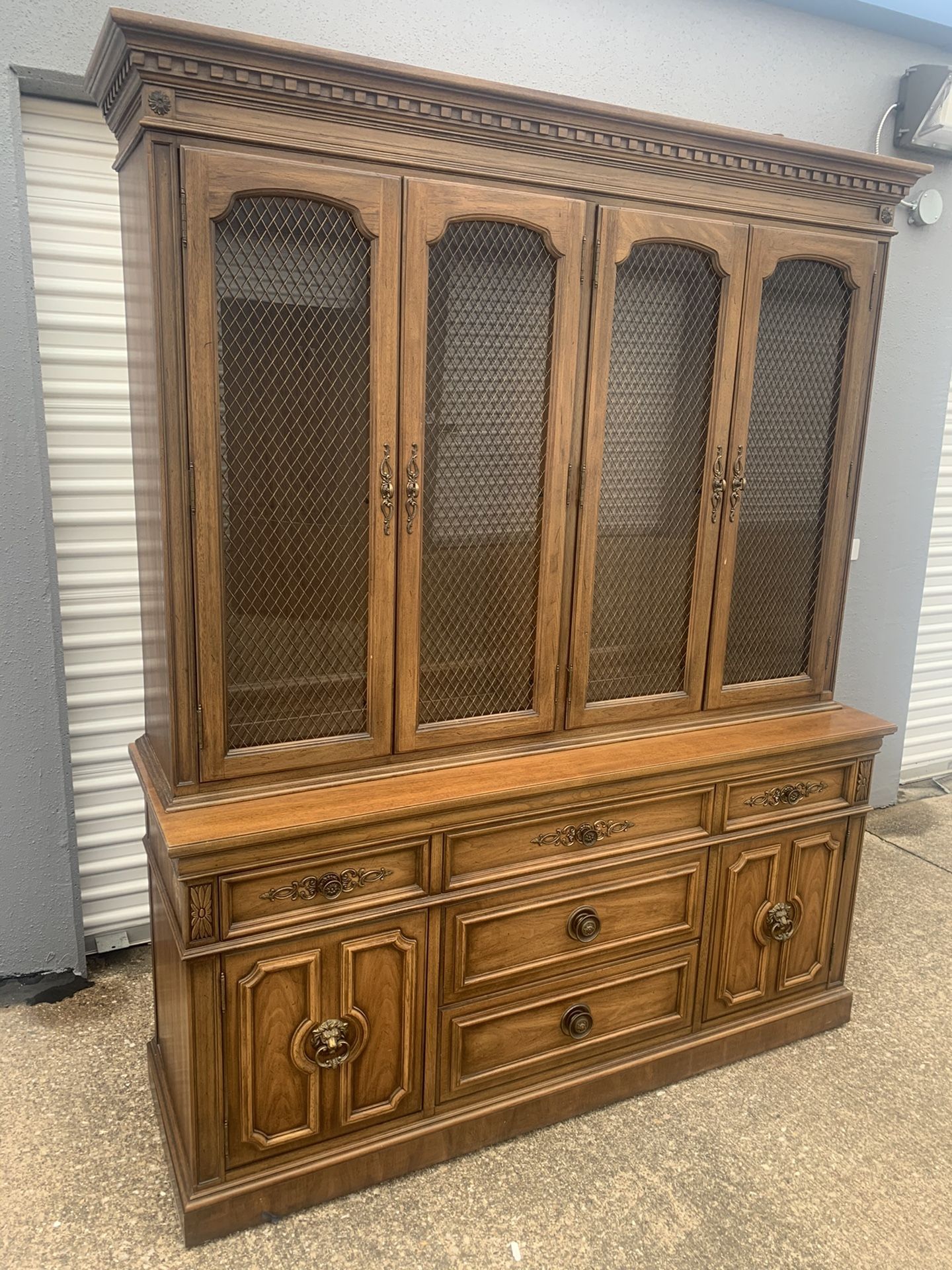“Thomasville Furniture” Dining Room China Buffet / Hutch (2 Pieces) : Glass Shelves & Lights