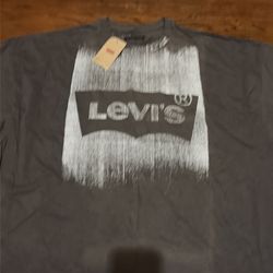Mens clothes size 4xl Levi’s t shirt (see photos )