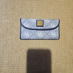 NWOT DOONEY & BOURKE BLUE & WHITE QUILT LOGO WALLET 