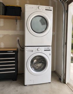 Near New Stackable Washer / Dryer - LG Front Load Washer & Gas Dryer Set - Excellent Condition