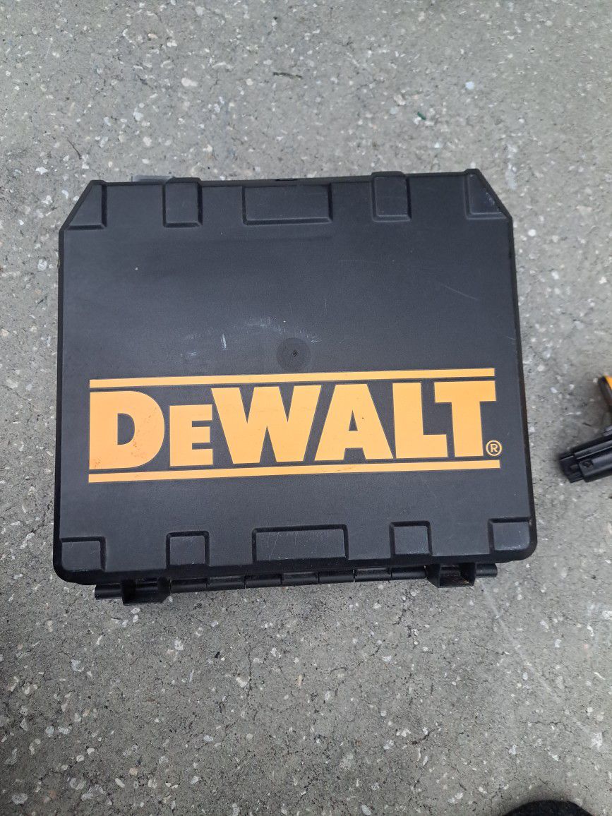 DEVALT  DW991. ADJUSTABLE CLUTCH  CORDLESS 3/8  VSR DRILL.
