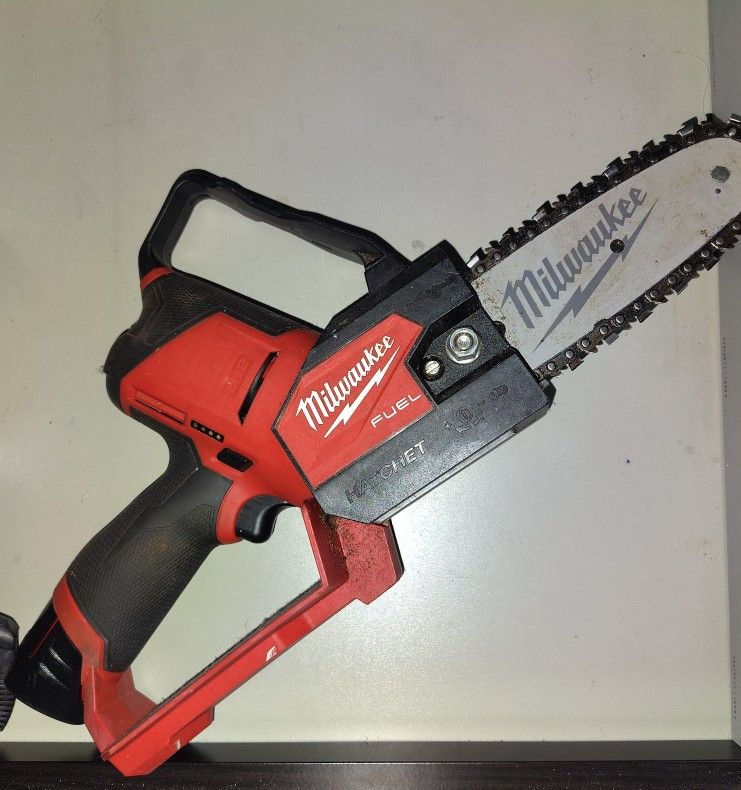 Milwaukee M12 Fuel Hatchet 6" Pruning Saw