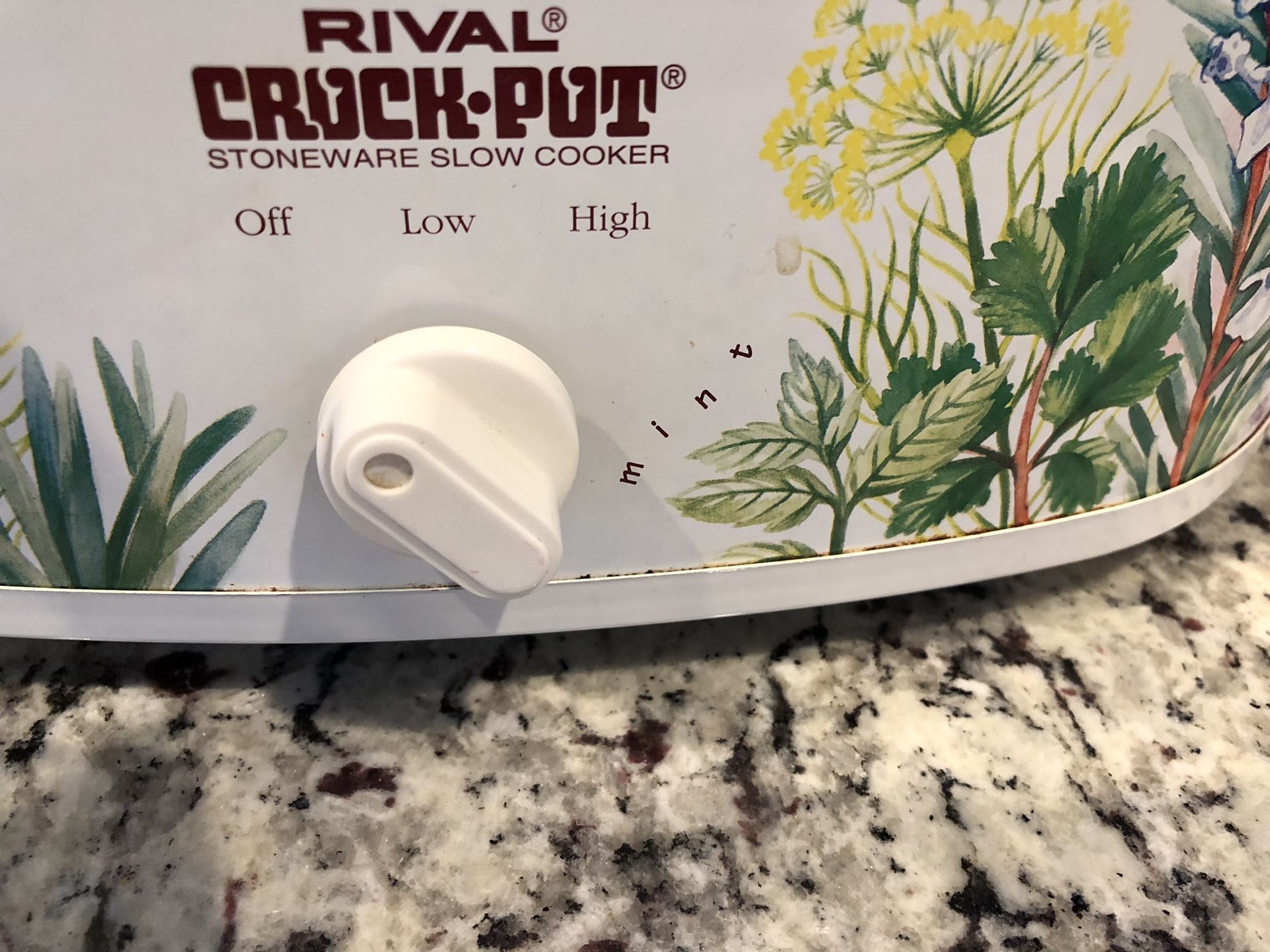 Rival Crock Pot, large size, low and high settings, in good condition, works great
