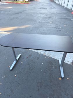 To adjustable workstation desk