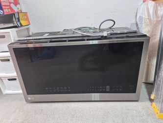 Kitchen Appliances – Microwave, Refrigerator
