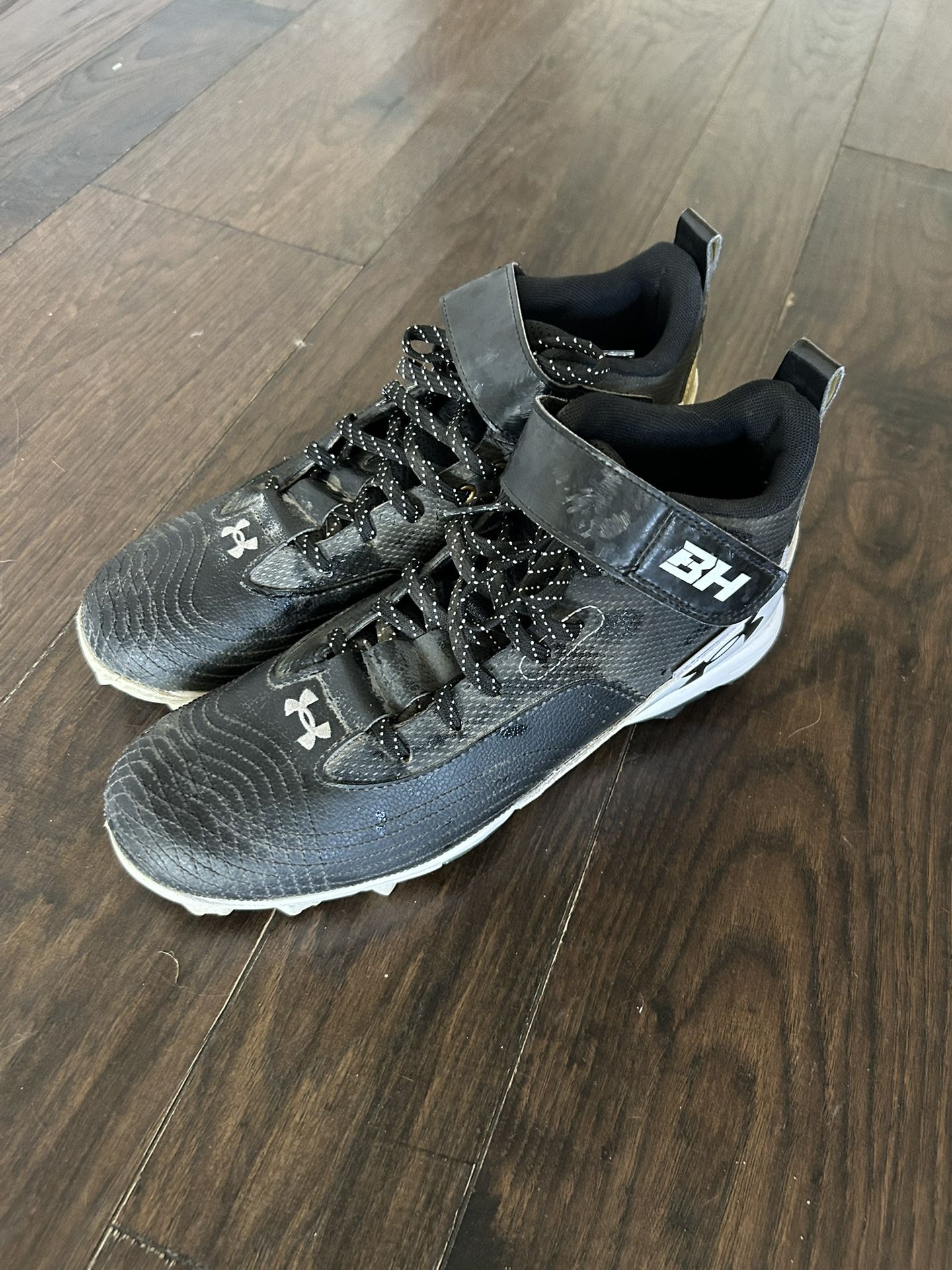 Size 9.5 men’s Football cleats