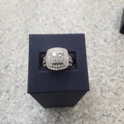 Ladies 14kt Yellow Gold Ring With Diamonds 