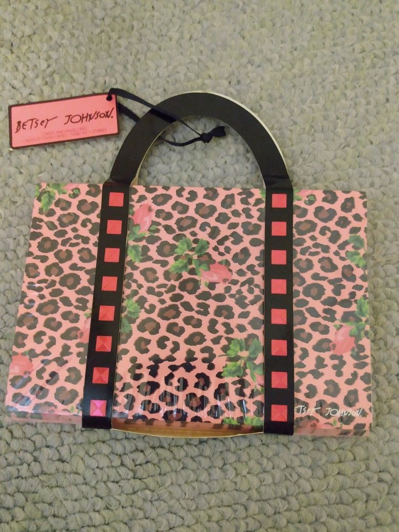 BRAND NEW IN PACKAGE BETSEY JOHNSON PINK PURPLE & BLACK FLORAL ANIMAL PRINT BLANK INSIDE NOTECARDS & PINK ENVELOPES SET - 10 CT