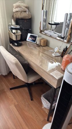 Desk just bought a couple months back de used don’t need it