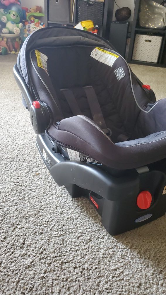 Graco snug and ride click connect infant carseat