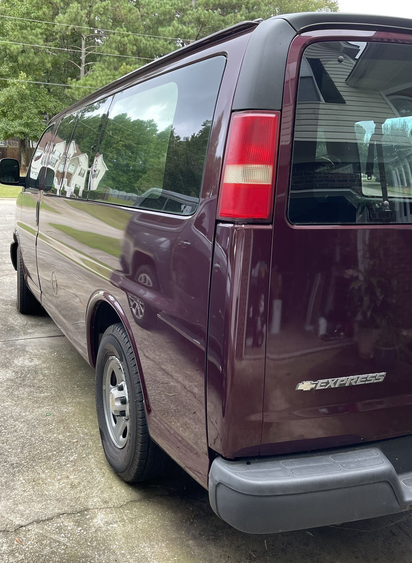 2005 Chevy Express 1500 8 Passengers 