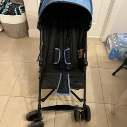 Compact stroller with visor and cupholders