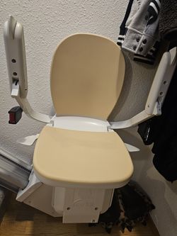 Acorn Electric Stairlift (practically new)