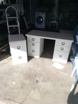 Desk With 2 File Cabnets