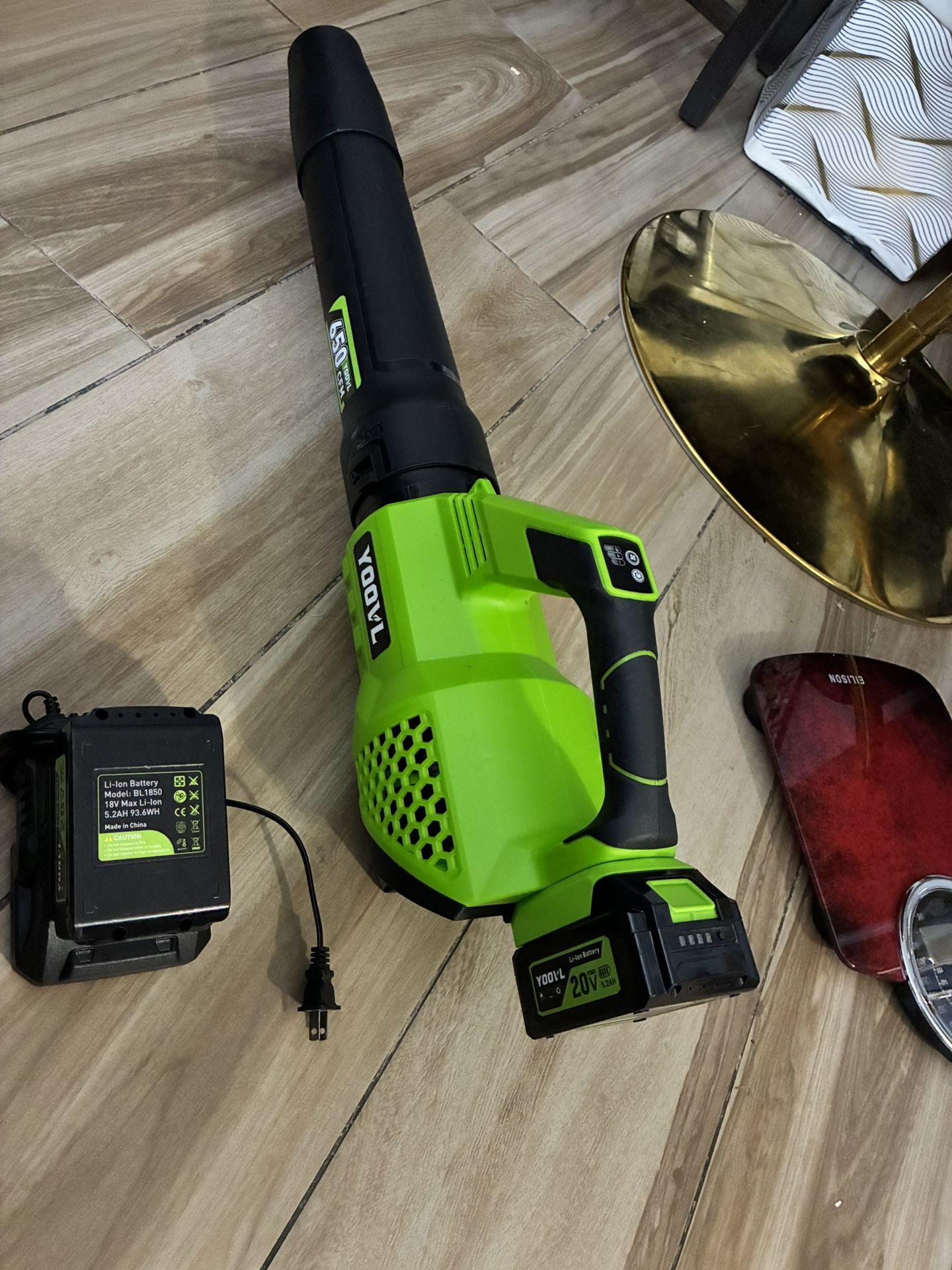 Brand New Cordless Leaf Blower – (2)20V Battery Powered