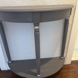 Very nice Half moon console table with some accents In good condition/32Hx31W